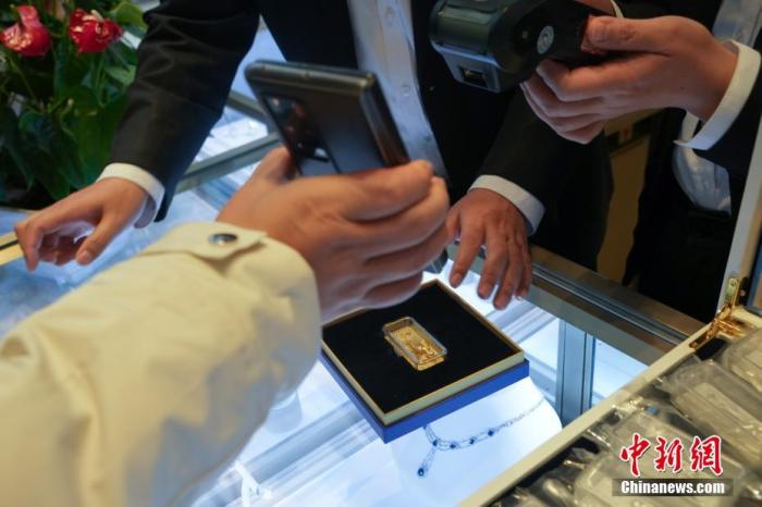 贵寓图:顾主在现场扫码购买冰雪竞技金条。 中新社记者 崔楠 摄