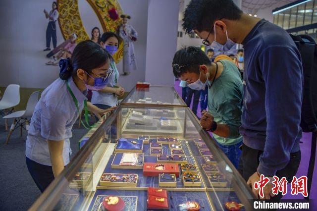 贵寓图:全球选购金饰品。骆云飞 摄